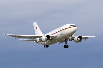 Flugbereitschaft_A310_10+22_20060803_STR.jpg
