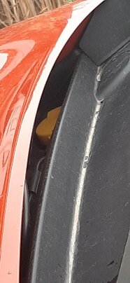 Wischwasserbehälter im Motorraum bei geschlossenem Deckel.jpg