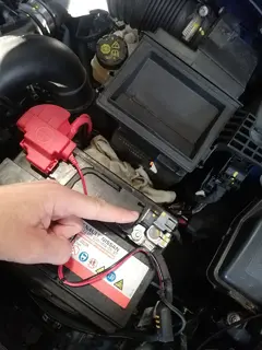 Dacia Batterie Minuspol Kästchen.webp