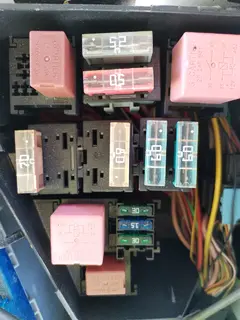 SicherungenRelaisMotorraum.webp