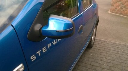 Sandero-II-Beide Seitenspiel mit Schutzleiste.jpg