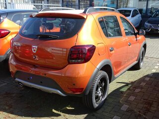 dacia sandero in der farbe ocker-orange (1).JPG