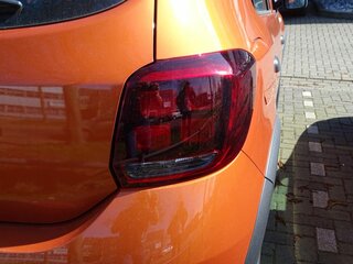 dacia sandero in der farbe ocker-orange (2).JPG