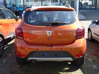 dacia sandero in der farbe ocker-orange (3).JPG