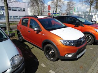 dacia sandero in der farbe ocker-orange (9).JPG