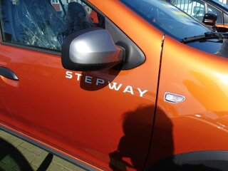 dacia sandero in der farbe ocker-orange (11).JPG