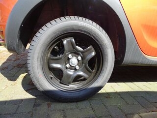 dacia sandero in der farbe ocker-orange (13).JPG
