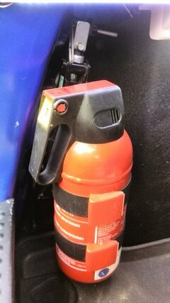 Feuerlöscher vor dem Wagenheber.jpg