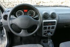 Dacia-Logan-2007-cockpit2.jpg