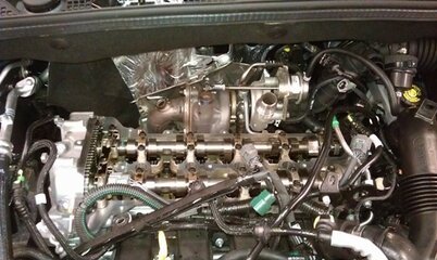 Motor ohne Ventildeckel.jpg
