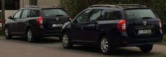 Vergleich blauer schwarzer Dacia.jpg