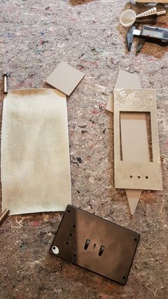 Frontplatte u. Kunstleder mit Pattex bestreichen.jpg Frontplatte u. Kunstleder mit Pattex bestreichen.jpg