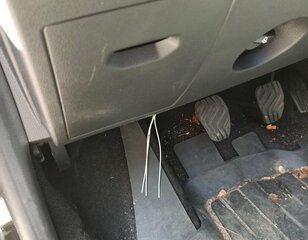 Kabel in Fussraum.jpg