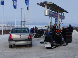 P1110168 Snow- und andere Mobile an Abiskos Tankstelle.jpg